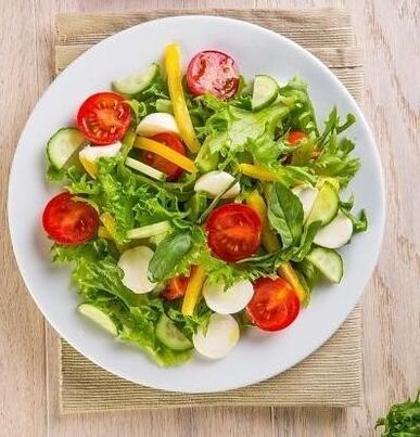 Una dintre opțiunile pentru o dietă cu hrișcă timp de o lună implică utilizarea salatei de legume