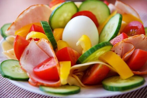 Salată de legume în meniul dietei cu ouă și portocale pentru pierderea în greutate