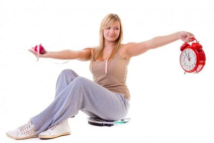 O fată care vrea să slăbească mănâncă sănătos și conform unui regim