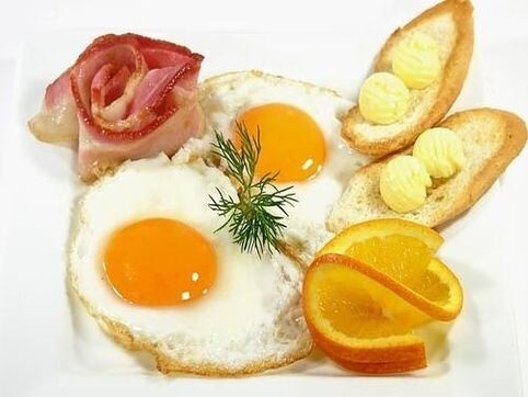 Ouăle prăjite cu slănină ca aliment interzis împotriva gastritei