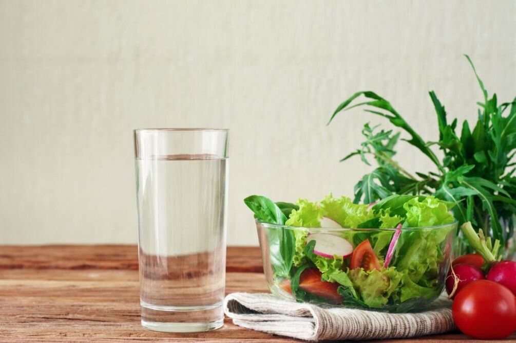 Apa înainte de mese este esența dietei leneșe